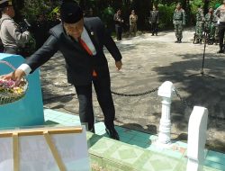 Upacara Tabur Bunga di Tanam Makam Pahlawan