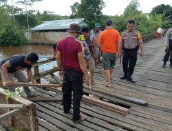 Polsek Kahayan Kuala Baiki Jembatan antar Desa