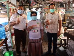 Saat Kajari Bagikan Kaos ke Pasar harian