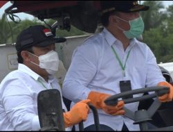 Sugianto Sabran dan Edy Pratowo Naik Bareng Mesin Panen Padi