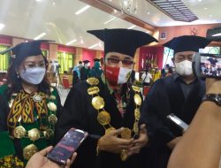 Rektor UNPAR Anugerahkan Gelar Doktor kepada Usis I. Sangkai