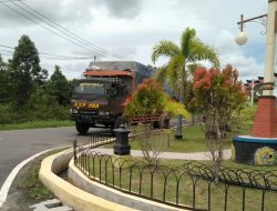 Truk Bermuatan Berat jangan parkir Sembarangan