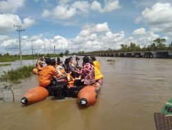 Bupati Salurkan Bantuan Masyarakat Terdampak Banjir