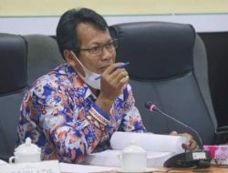 Bangunkan Rumdin Tenaga Pendidik di Pelosok
