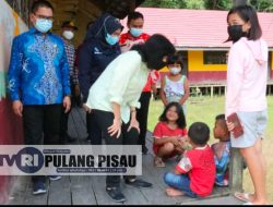 Saat Bupati Diantara Anak Murid