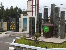 Gedung Bupati dan DPRD Memiliki Pintu Gerbang Artistik