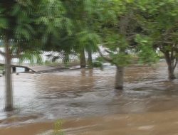 Akses Jalan Darat Desa Tanjung Taruna Putus Akibat Banjir Meluap