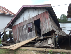 Rumah Warga Desa Persil Raya Mendadak Ambruk