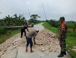 Jalan Tiba-Tiba Ambles, Babinsa dan Warga Laren Langsung Turun Tangan