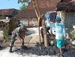 Antisipasi Banjir Babinsa Sugio Keruk Saluran Air