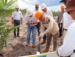 Bupati Yulhaidir Tanam Perdana Kebun Plasma Masyarakat