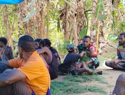Babinsa Sarmi Komsos dengan Warga Kampung Dabra
