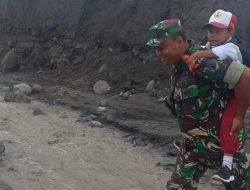 Terkendala Derasnya Air Sungai, Serka Novi Gendong Siswa