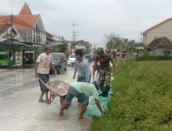 Babinsa Karanggeneng Karya Bakti Bareng Warga