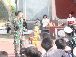 Datangi Sekolah TK, Kodim Klungkung Perkenalkan Perlengkapan TNI