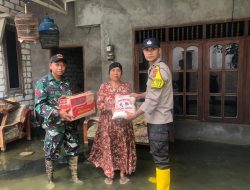 Babinsa Peduli Warga Terdampak Banjir di Desa Menganti