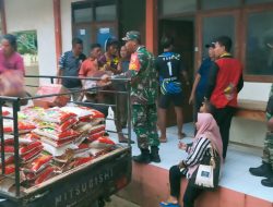 Babinsa Kawal Distribusi Bantuan Sembako Secara Massal Kepada Warga Terdampak Krisis Pangan di Masalembu