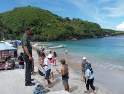 Babinsa Sakti Lakukan Patroli di Pantai Cristal Bay