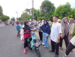 OSIS SMAN 1 Kuala Pembuang Bagikan Ratusan Takjil