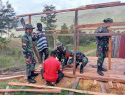 Bangun Kandang Ternak, Yonif 721/Makkasau Tingkatkan Perekonomian Warga