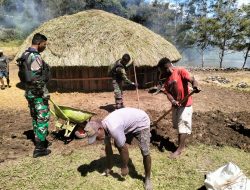 Bantu Kesulitan Warga, Satgas 721/Makkasau Bantu Perbaiki Rumah Warga