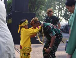Pengalungan Bunga Warnai Kedatangan Mayjen TNI Johanis Payung di Markas Pasukan Sriti