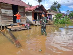 Wujud Perhatian Babinsa Pantau Lokasi Banjir di Wilayah Aruta