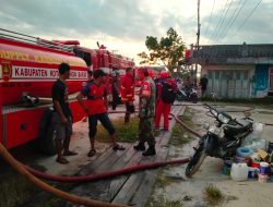 Sigap!! Babinsa Sidorejo Bantu Padamkan Api yang Melahap Ruko Milik Warga