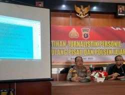 Asiknya Menulis Berita  Bareng Anggota Polres