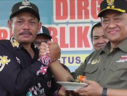 Kades Sidodadi Sambut Kehadiran Wagub dengan Air Mata saat Potong Tumpeng