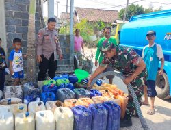 Babinsa dan Bhabinkamtibmas Kecamatan Sambeng Distribusikan Air Bersih