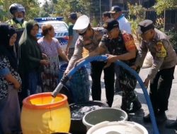 Atasi Kekeringan, Babinsa Deket Bantu Distribusikan Air Bersih