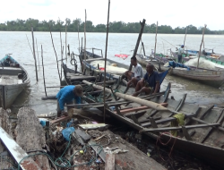 Aktivitas Melaut Terhenti, Nelayan Perbaiki Perahu