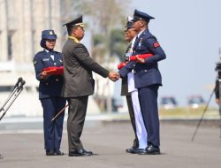Dipimpin Dankorgatap lll/Surabaya, Ribuan Prajurit Ikut Upacara di HUT TNI ke-78