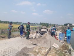 Babinsa dan Warga Bojoasri Kerja Bakti Cor Jalan Desa