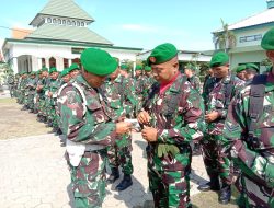 Dandim Lamongan Bekali Prajurit Buku Saku Netralitas TNI