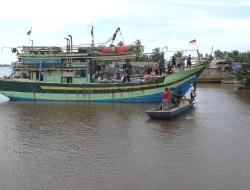 Geram Menjarah Ikan dengan Pukat Harimau, Warga Sungai Undang Sandera KM Putra Bersama