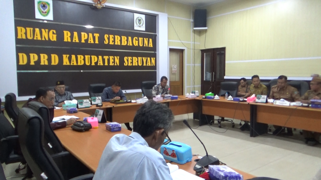Wakil ketua 2 DPRD Seruyan, M Aswin, didampingi Ketua Bapemperda, melakukan rapat dan berbagai pembahasan untuk melakukan persiapan pailkades. Foto: Said SK_News.
