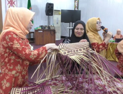 DWP Seruyan Melakukan Pelatihan Ekonomi Kreatif Pembuatan Tas Estetik Purun