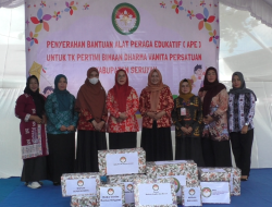 DWP Seruyan Serahkan Puluhan Bantuan APE untuk TK Pertiwi