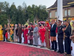 Baju Khas Nusantara Warnai Upacara Penurunan Bendera