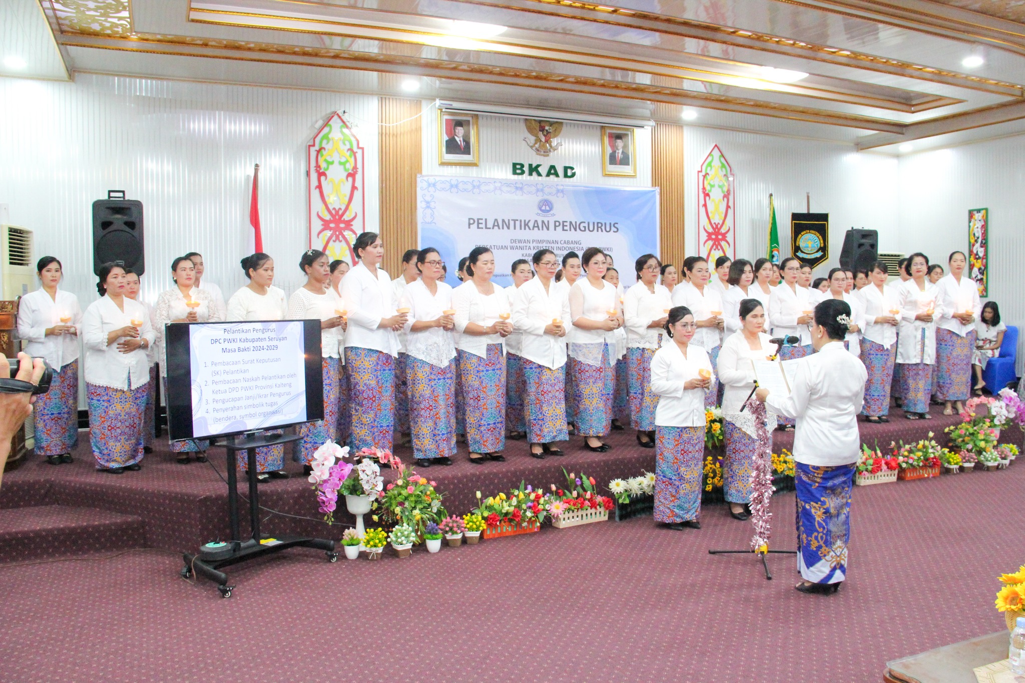 Ketua Dewan Pimpinan Daerah (DPD) PWKI Kalimantan Tengah, Dr Johanna Maria Rotinsulu, ketika melantik pengurus DPC PWKI Kabupaten Seruyan periode 2024 - 2029, yang dilaksanakan di Aula BKAD Seruyan. Foto: Said SK_News.