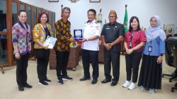Bupati Seruyan, Ahmad Selanorwanda (baju putih), bersama Kepala Balai Bahasa Provinsi Kalteng (baju batik), bertukar cinderamata usai melakukan audiensi. Foto: Said SK_News.