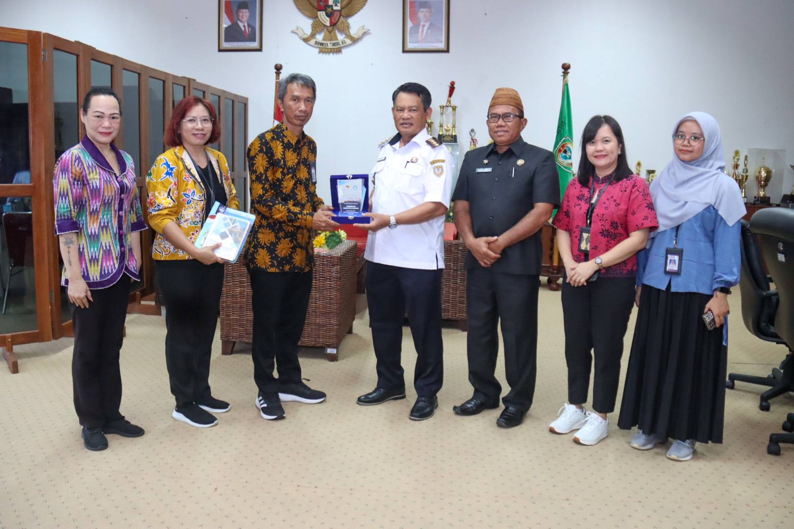 Bupati Seruyan, Ahmad Selanorwanda (baju putih), bersama Kepala Balai Bahasa Provinsi Kalteng (baju batik), bertukar cinderamata usai melakukan audiensi. Foto: Said SK_News.