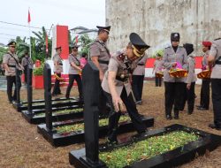 Upacara Ziarah Makam Pahlawan Peringati HUT Bhayangkara ke-79