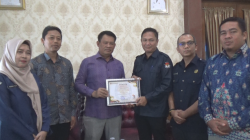 ASW Terima Piagam dan Buku Laporan Pilkada dari KPU Seruyan