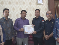 ASW Terima Piagam dan Buku Laporan Pilkada dari KPU Seruyan
