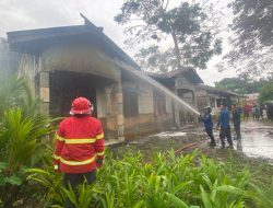 Akibat Konsleting Listrik 1 Unit Rumah di Desa Kartika Bakti Terbakar