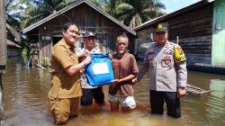 Polsek Hanau Serahkan Bansos Untuk Korban Banjir