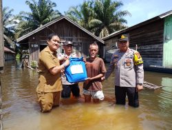 Polsek Hanau Serahkan Bansos Untuk Korban Banjir